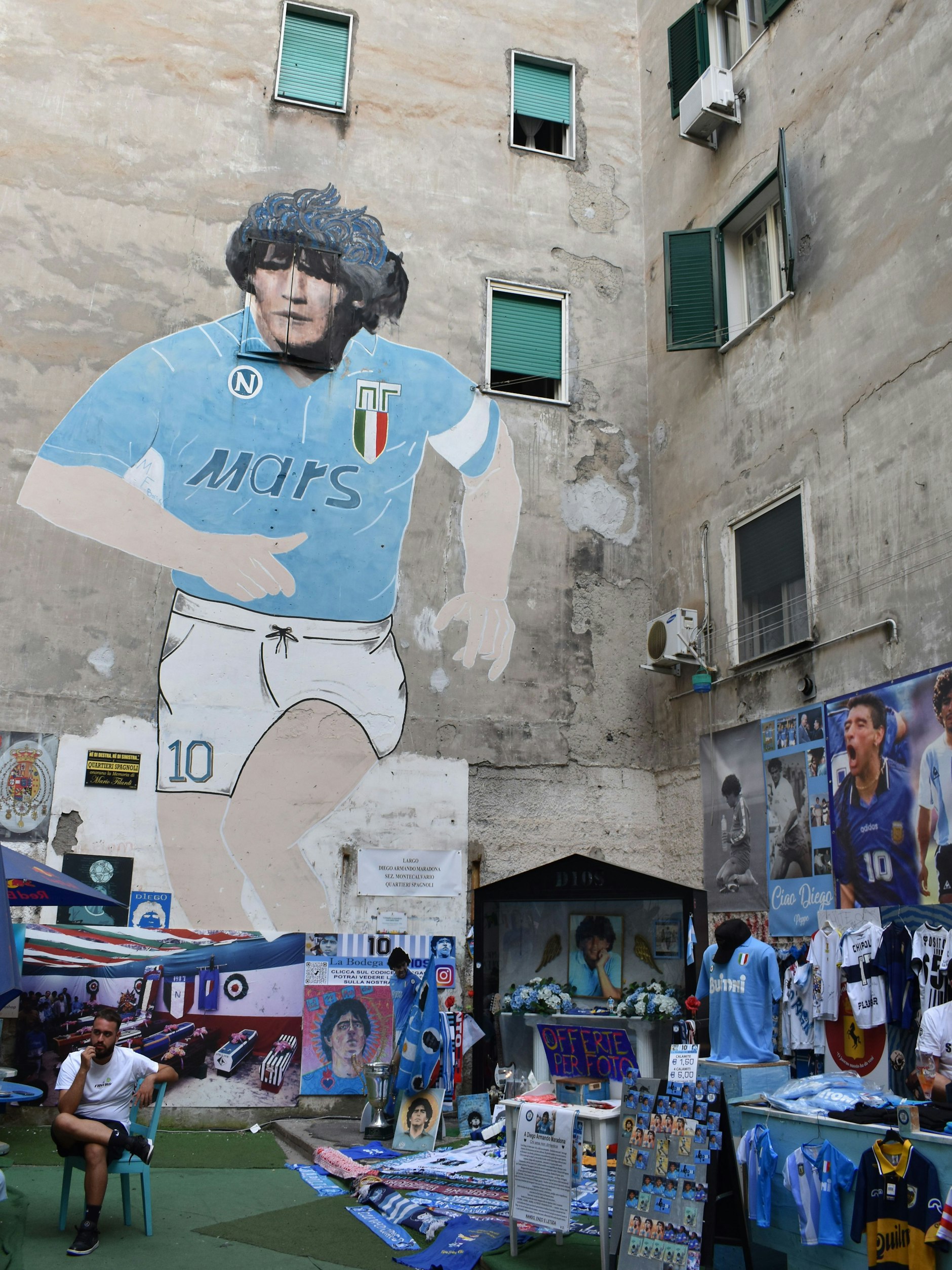 Gegenüber der Kneipe Bodega de Dios liegt ein moderner Maradona-Tempel unter freiem Himmel, gekrönt von einem riesigen Wandgemälde des Stars.&nbsp;