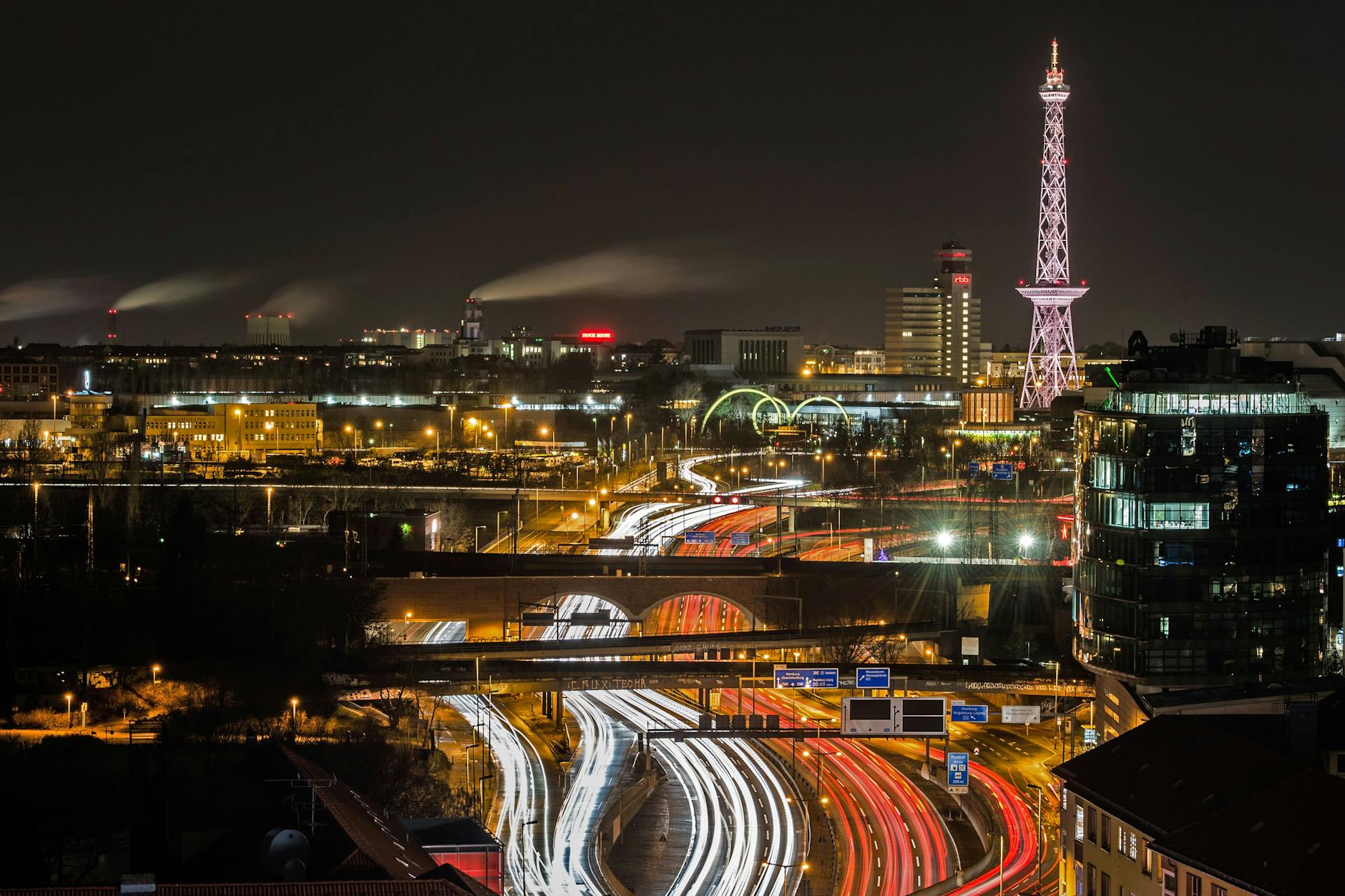 Am Dreieck Funkturm staut es sich seit Donnerstagmittag. In Richtung Berlin-Wedding ist nur eine Fahrspur für den Verkehr freigegeben.