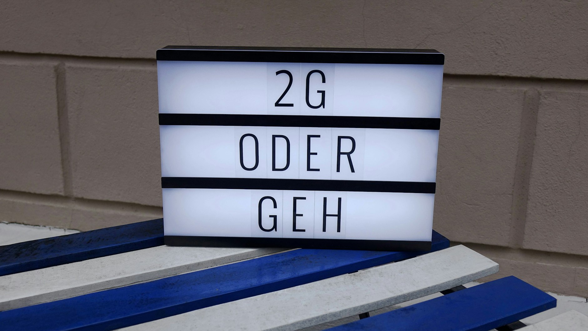 Ungeimpfte müssen draußen bleiben: Eine Anzeigetafel empfängt Besucher eines Lokals in Beelitz.