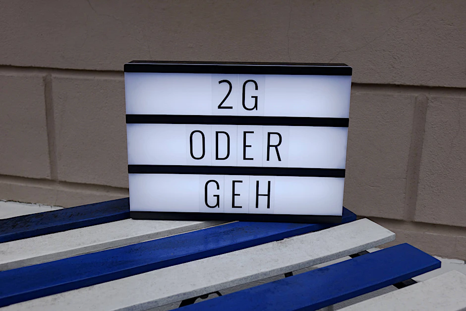 Ungeimpfte müssen draußen bleiben: Eine Anzeigetafel empfängt Besucher eines Lokals in Beelitz.