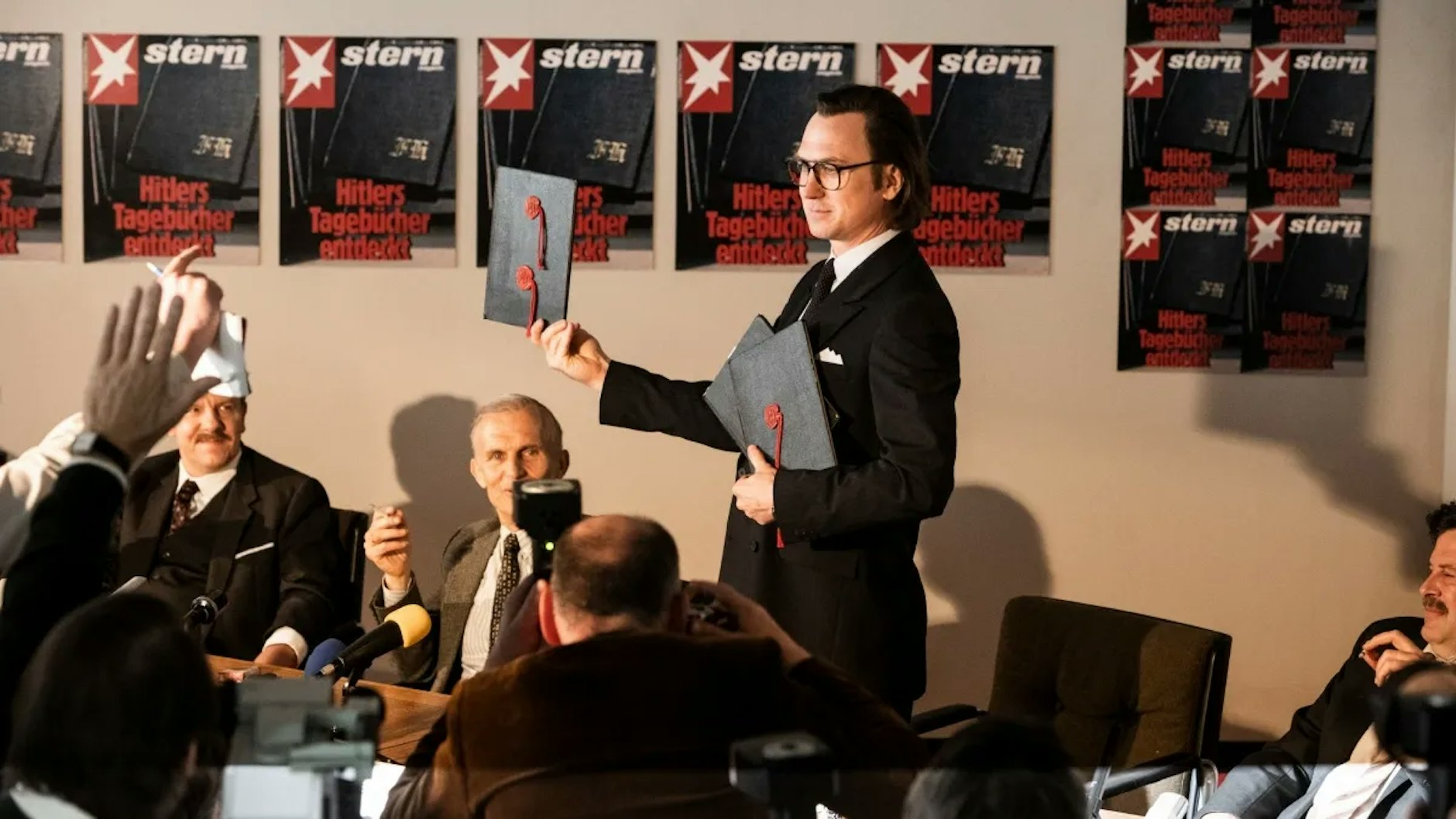Lars Eidinger spielt den Stern-Journalisten Gerd Heidemann. Hier präsentiert er die vermeintlichen Hitler-Tagebücher.