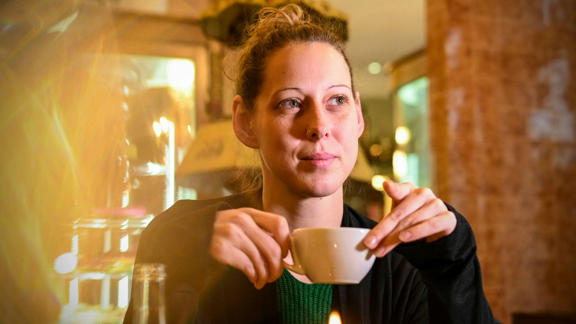 Jacqueline P. in einem Cafe in Steglitz. Sie hat viel Leid erlebt.