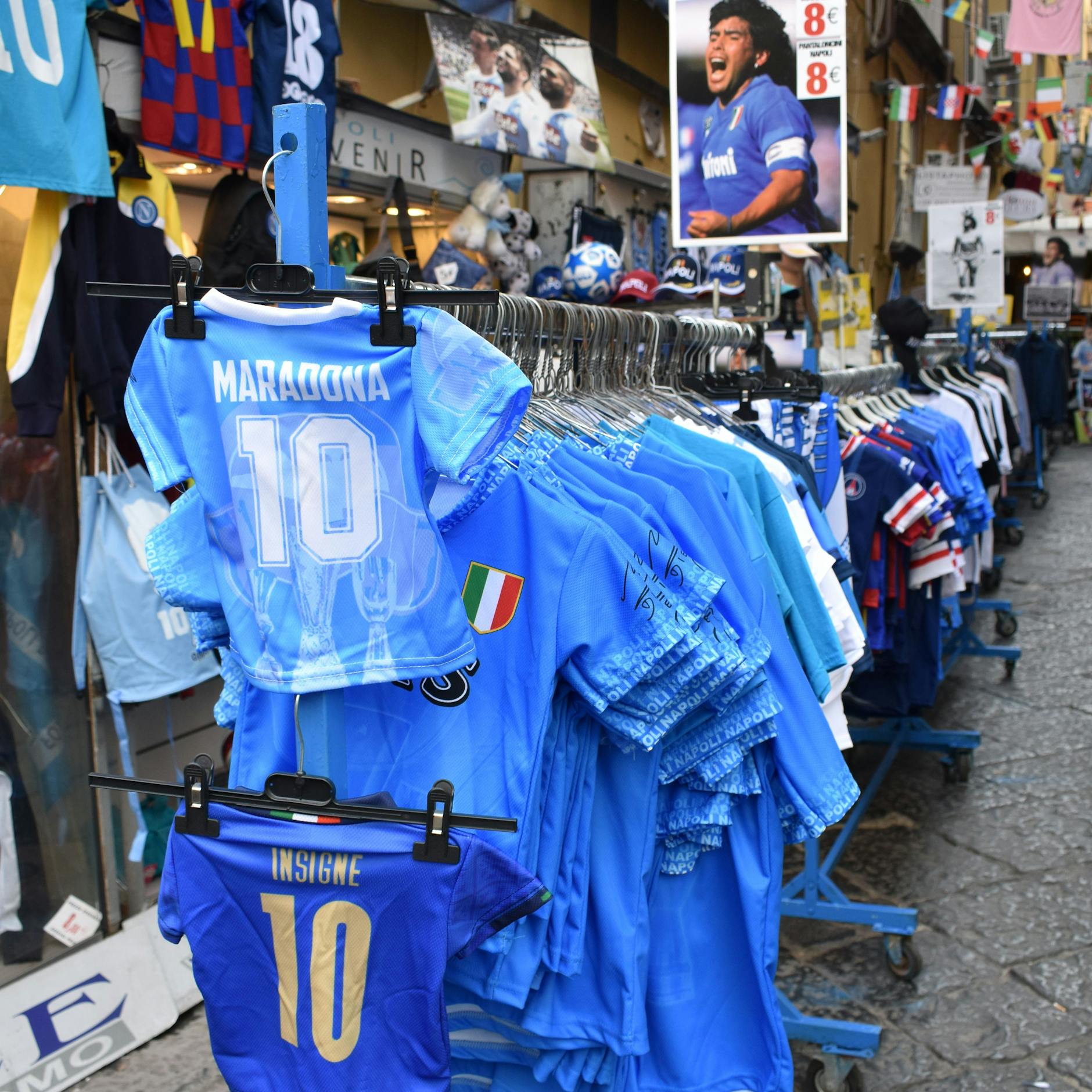 In den Quartieri Spagnoli gehen die Maradona-Trikots weg wie warme Semmeln. 