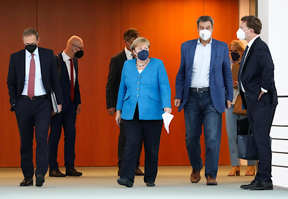 Kanzlerin Merkel zusammen mit Berlins Regierendem Bürgermeister Michael Müller und Bayerns Ministerpräsident Markus Söder.&nbsp; &nbsp;