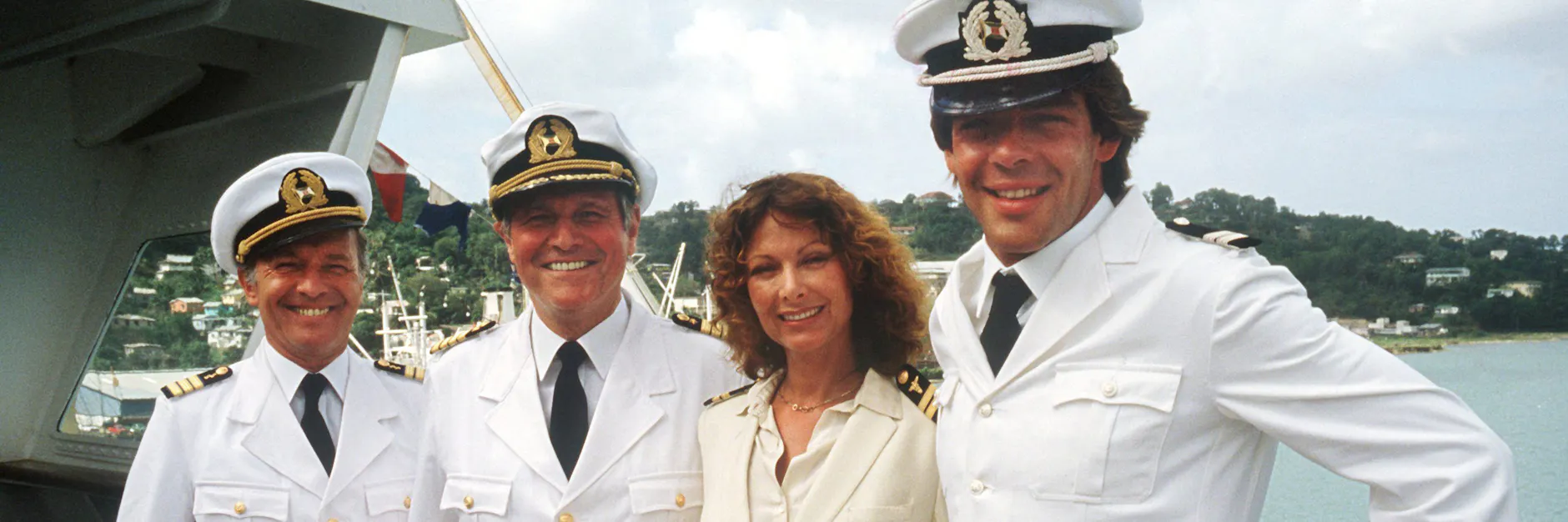 Die „Traumschiff“-Crew von 1983 (l-r) Horst Naumann als Schiffsarzt, Heinz Weiss als Kapitän, Heide Keller als Stewardess und Sascha Hehn als Steward.