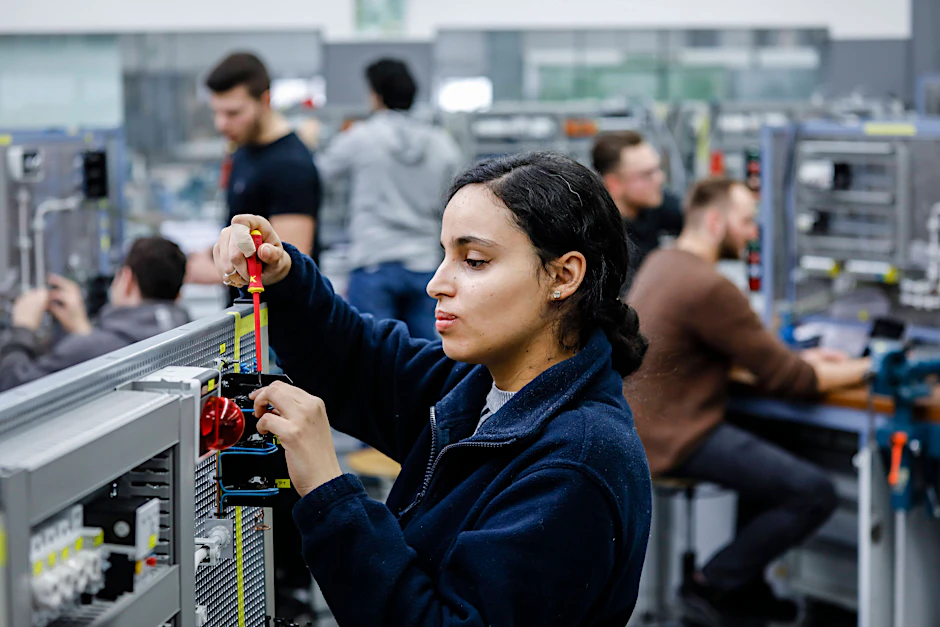 Eine Frau in einem Elektroberuf
