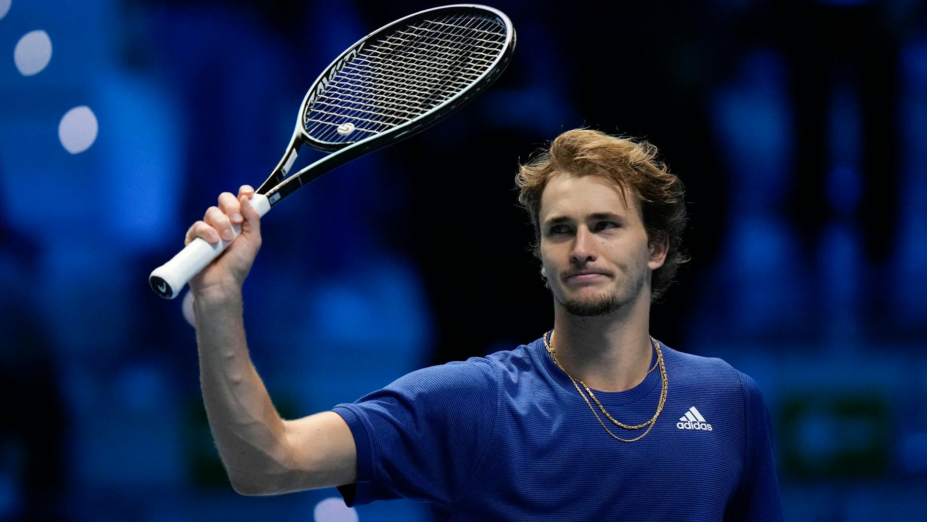 Alexander Zverev hat mit einem souveränen Sieg gegen Hubert Hurkacz das Halbfinale bei den ATP Finals gegen Novak Djokovic erreicht.
