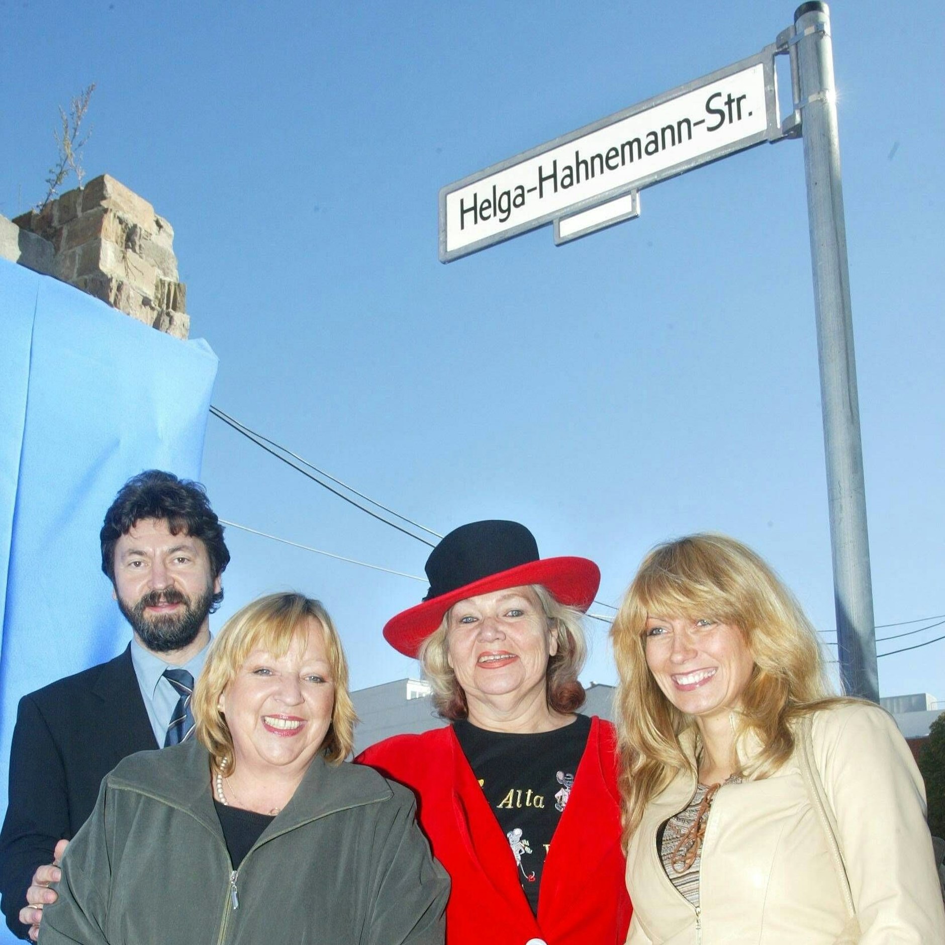 Eine erste Hahnemann-Straße sollte nahe des Friedrichstadtpalastes in Mitte entstehen. Doch daraus wurde nichts. Ulla Klingbeil und Karin Güttler hatten über 2000 Unterschriften dafür gesammelt. Bezirksbürgermeister Joachim Zeller und die Sängerin Angelika Mann unterstützten das Vorhaben. 