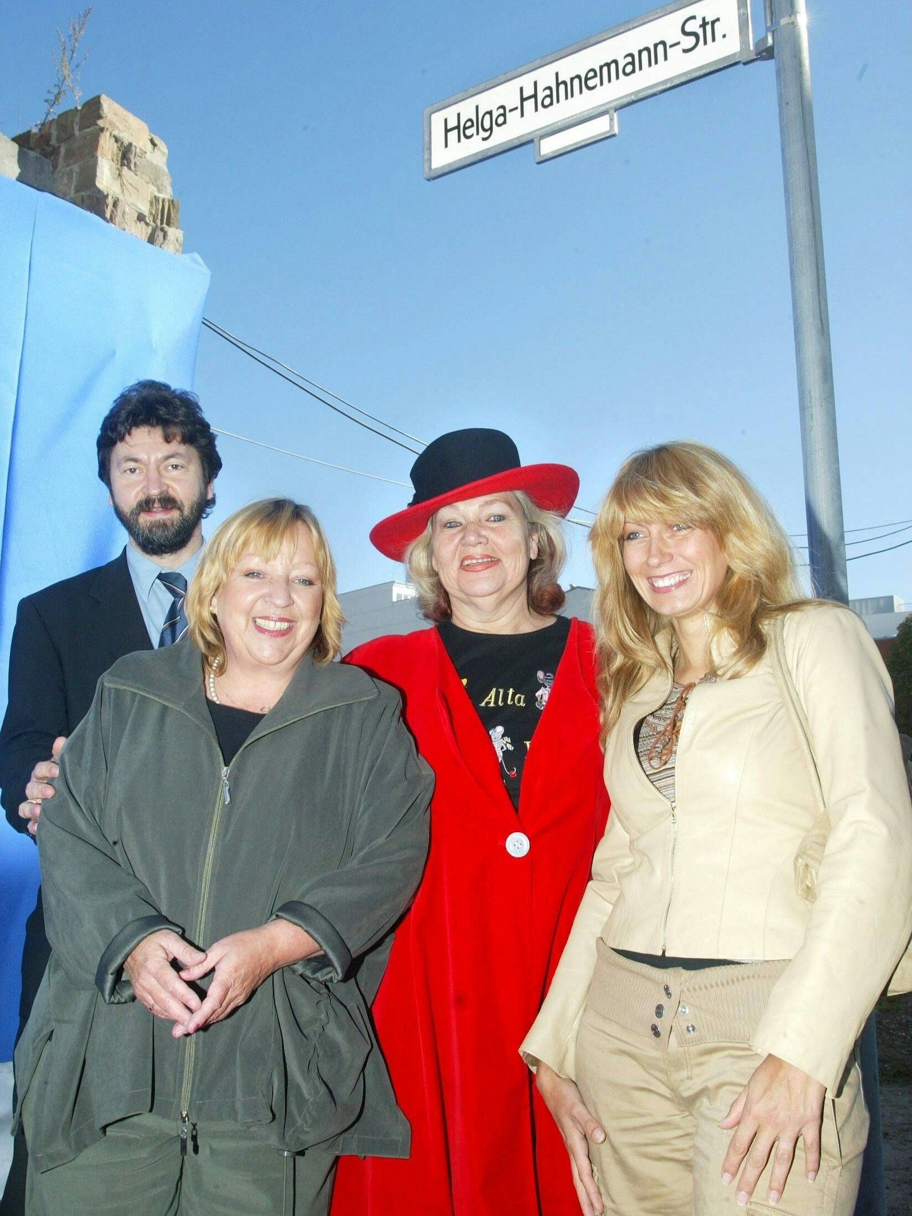 Das war 2003: Mittes damaliger Bezirkschef Joachim Zeller, Angelika Mann, Ulla Klingbeil und Katrin Güttler (erste Miss DDR) weihten provisorisch die Helga-Hannemann-Straße ein. Das Schild ist heute verschwunden.