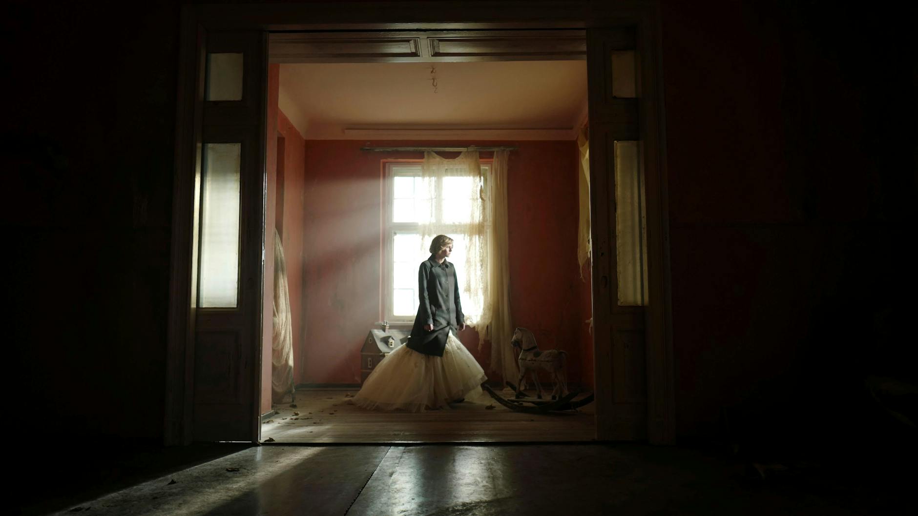 „Spencer“ ist ein Filmdrama von Pablo Larraín, das im September 2021 bei den Internationalen Festspielen von Venedig seine Premiere feierte.