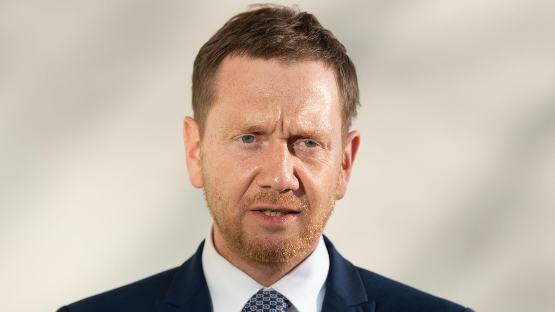 Der sächsische Ministerpräsident Michael Kretschmer (CDU) will die steigenden Infektionszahlen in seinem Bundesland mit harten Maßnahmen bekämpfen.