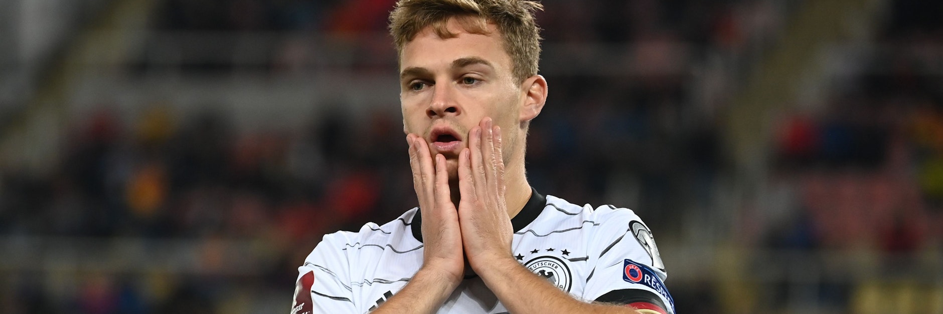 Deutschlands Joshua Kimmich kann es nicht fassen. Die nächste Quarantäne ist im Anmarsch.