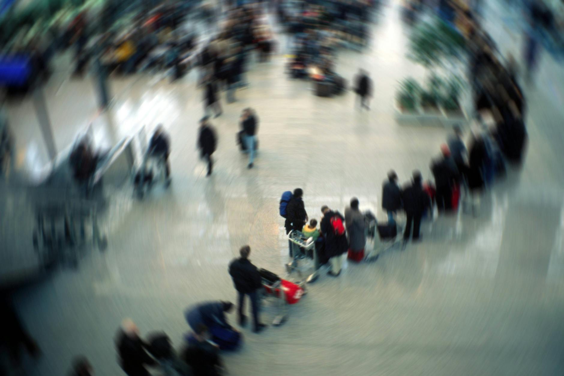 Schlange stehen. Am Flughafen, am Bahnhof oder in den Behörden. Es geht nicht ohne.