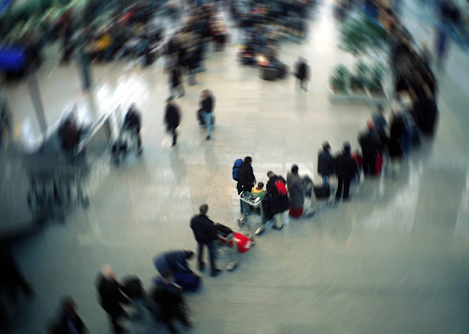 Schlange stehen. Am Flughafen, am Bahnhof oder in den Behörden. Es geht nicht ohne.