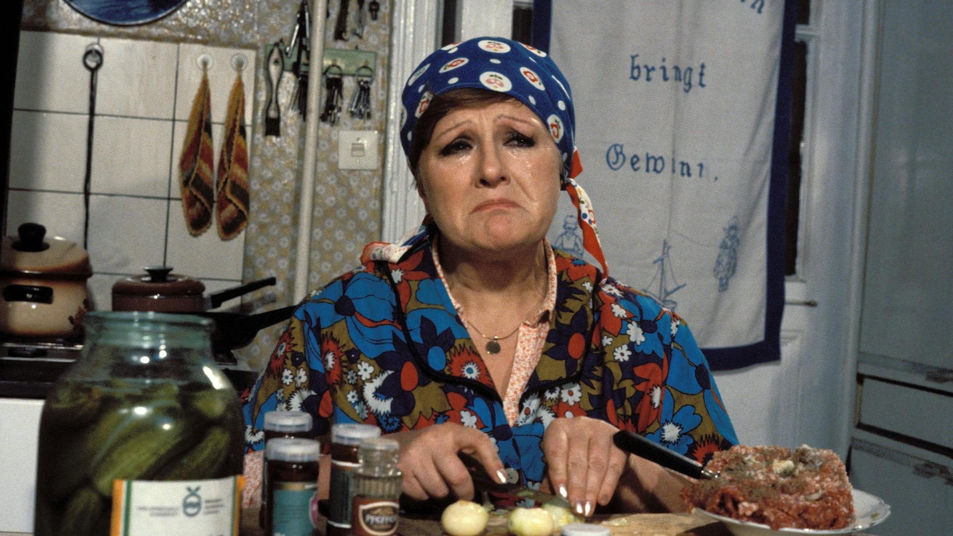 Helga Hahnemann in ihrer Paraderolle als Traudel Schulze in einer Show des DDR-Fernsehen.