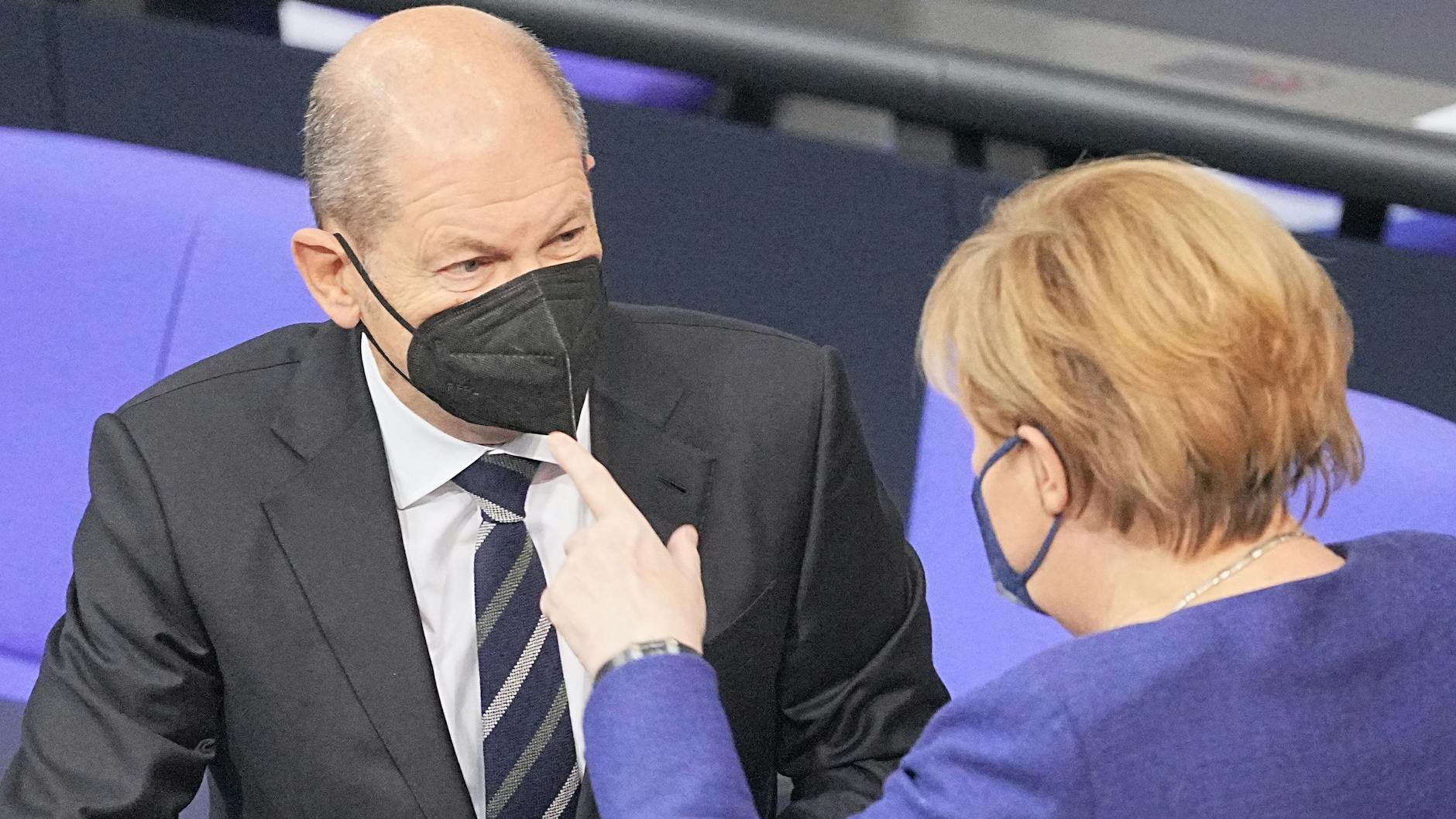 Angela Merkel (rechts) und Olaf Scholz nehmen an der Bund-Länder-Runde teil (Archivbild). 