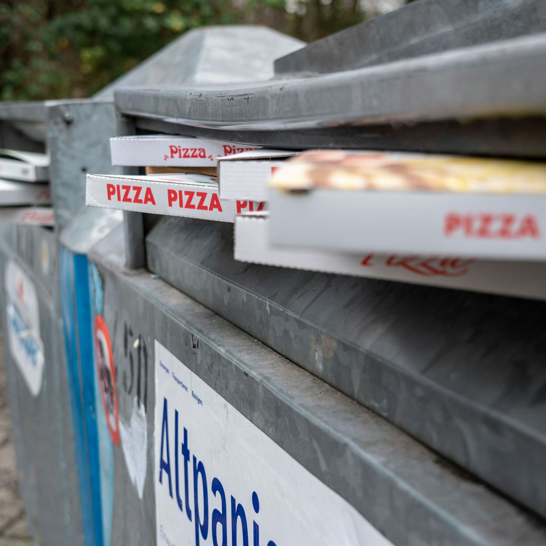 Der Pizzakarton gehört ins Altpapier, wenn er leer und sauber ist.
