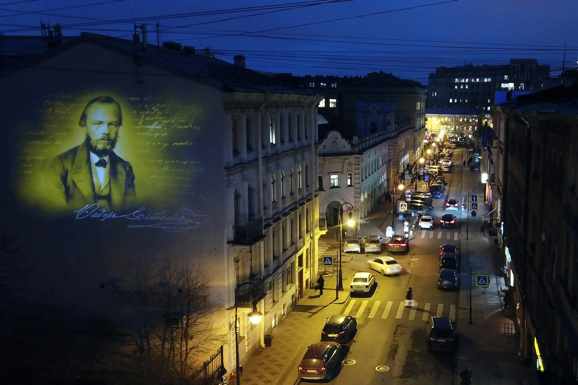 Eine Projektion des russischen Schriftstellers Fjodor Dosjoewski erhellt die Brandmauer eines Hauses in der Kusnechny-Straße, in dem er die letzten Jahre seines Lebens verbrachte.&nbsp;