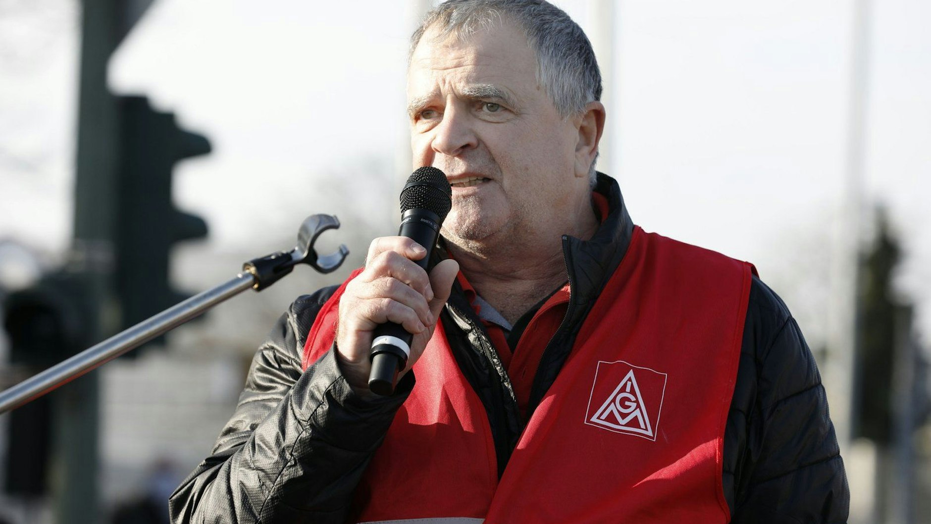 Michael Rahmel, Betriebsratsvorsitzender im Mercedes-Werk Marienfelde, war 2020 noch sehr empört, als sogar die Schließung der Fabrik in Rede stand. Im November legten beispielsweise 1200 Beschäftigte aus Protest die Arbeit in einer Schicht nieder.