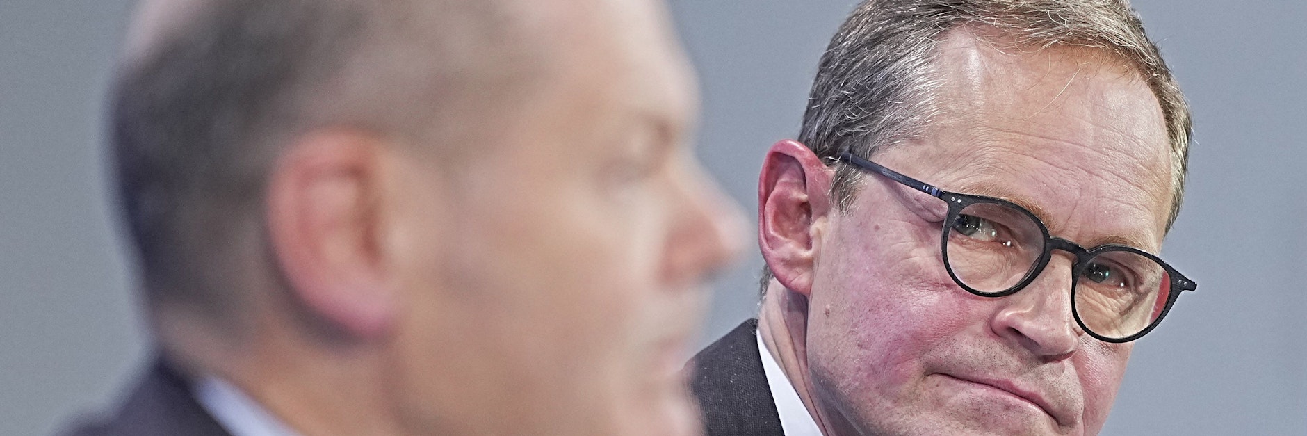 Olaf Scholz (SPD, l), geschäftsführender Bundesfinanzminister, und Michael Müller (SPD), Regierender Bürgermeister von Berlin bei der Pressekonferenz im Anschluss an die Videokonferenz der Bundeskanzlerin mit den Ministerpräsidenten.&nbsp; &nbsp;