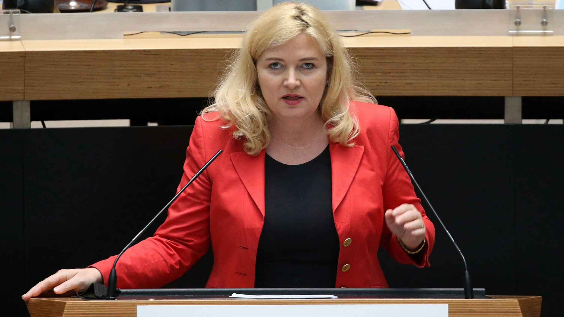 Kristin Brinker, Landesvorsitzende der Berliner AfD, spricht während der Plenarsitzung des Berliner Abgeordnetenhauses in der Debatte zum Thema „Die 4. Welle brechen: Gemeinsam gegen das Coronavirus“.