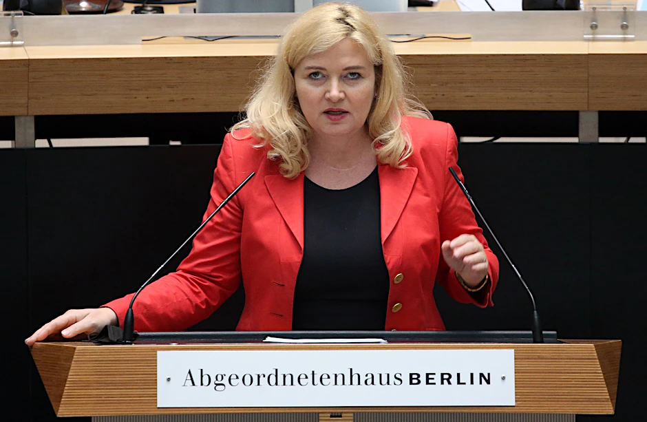 Kristin Brinker, Landesvorsitzende der Berliner AfD, spricht während der Plenarsitzung des Berliner Abgeordnetenhauses in der Debatte zum Thema „Die 4. Welle brechen: Gemeinsam gegen das Coronavirus“.