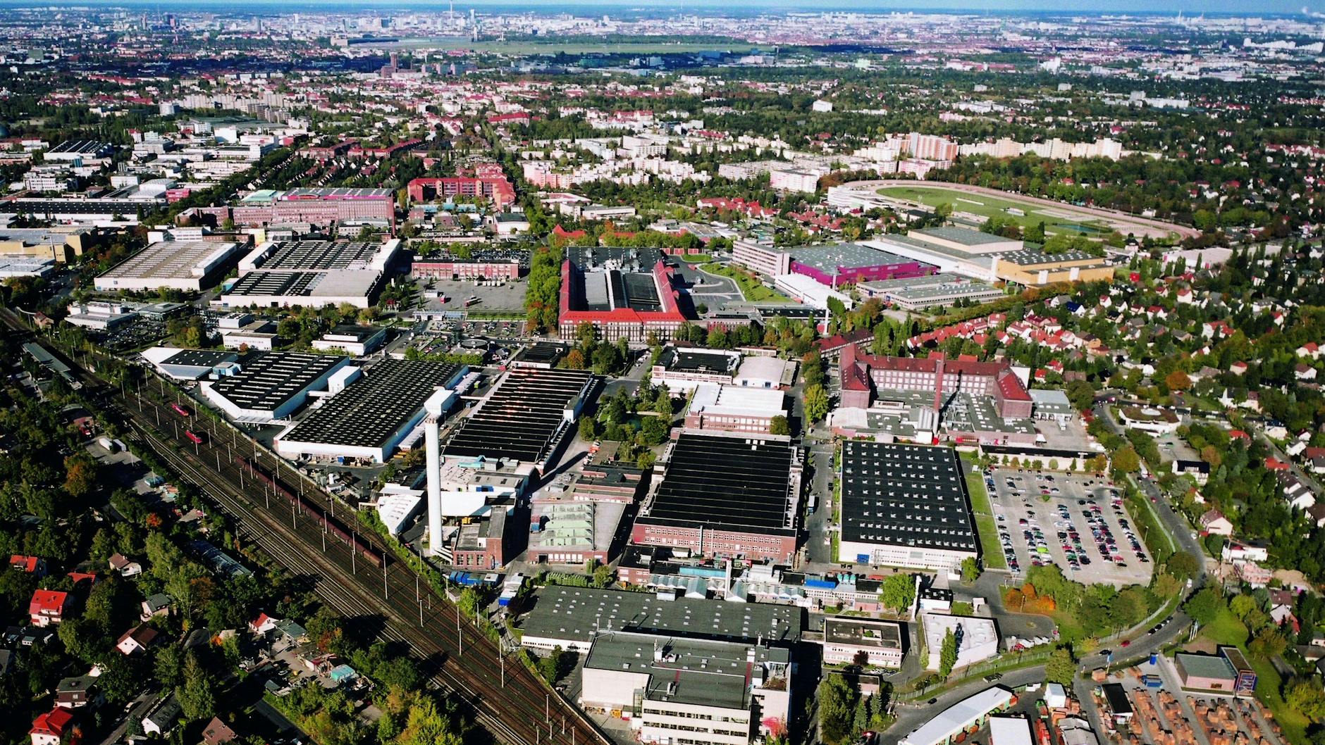 Das Mercedes-Werk an der Marienfelder Daimlerstraße von Süden gesehen. Im Hintergrund das Tempelhofer Feld, rechts davor die Trabrennbahn Mariendorf.