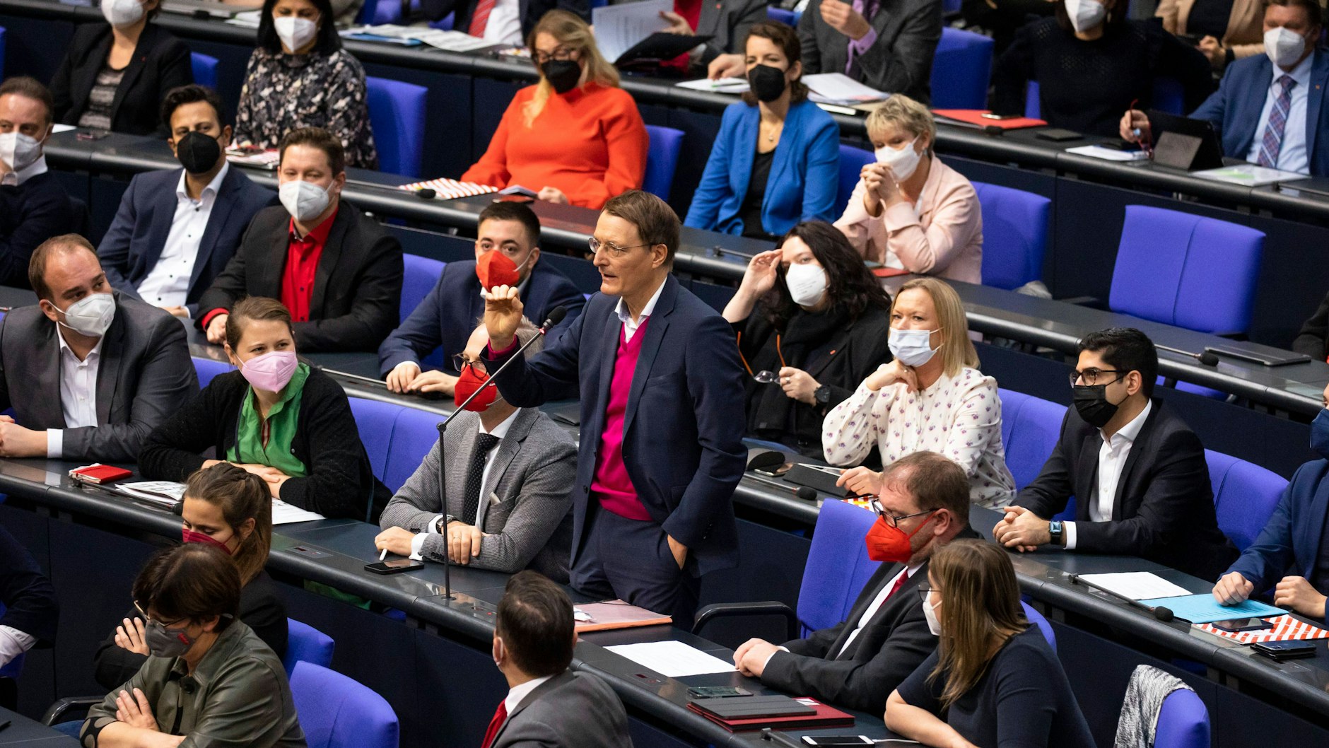 Gesundheitsexperte Karl Lauterbach von der SPD bei der Plenarsitzung im Bundestag.