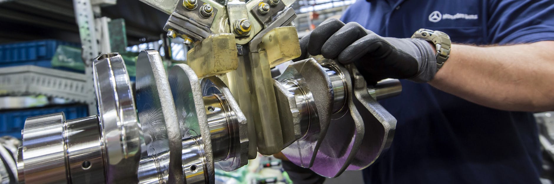 Ein Mitarbeiter montiert eine Kurbelwelle in einen Diesel: Das wird in Marienfelde bald Vergangenheit sein.