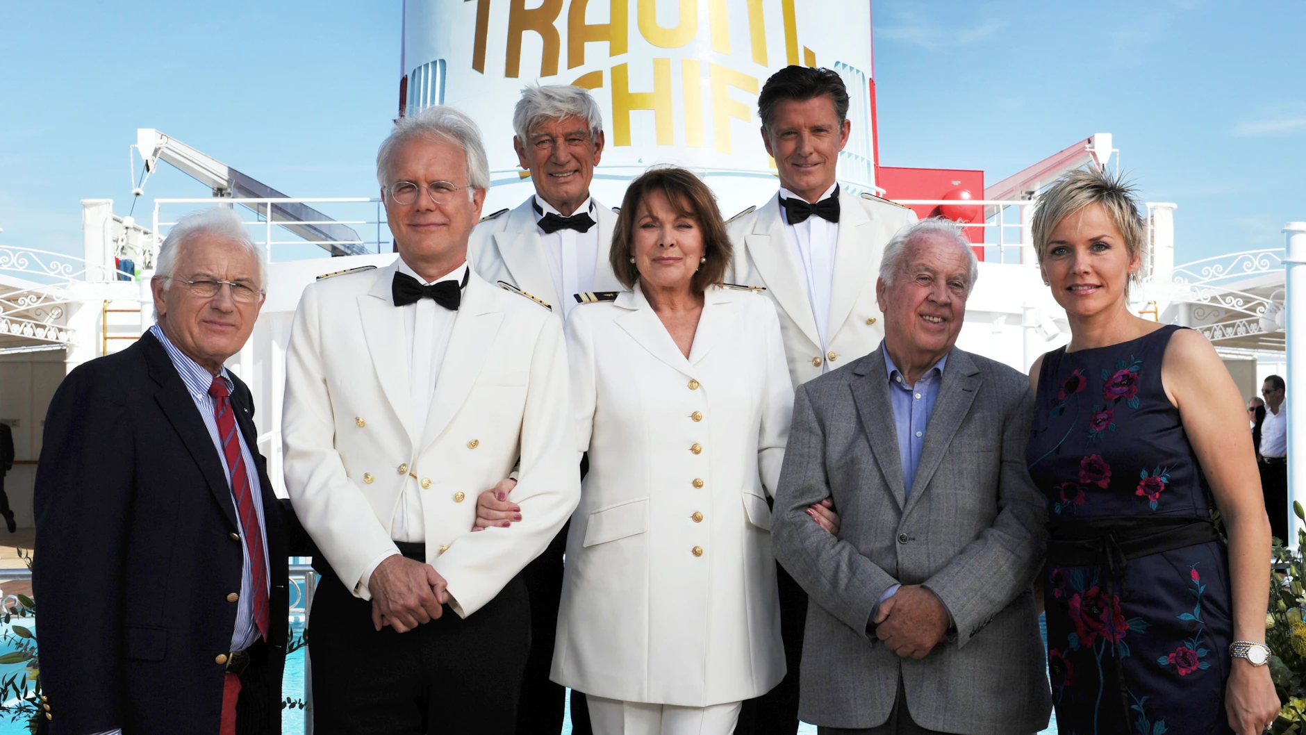 Regisseur Hans-Jürgen Tögel (v.l.) und die Schauspieler Harald Schmidt (als Kreuzfahrtdirektor Schifferle), Siegfried Rauch (als Kapitän Paulsen), Heide Keller (als Chefstewardess Beatrice), Nick Wilder (als Schiffsarzt Dr. Sander) Wolfgang Rademann (Gesamtleitung) und Inka Bause (als Fitnesstrainerin Inka) posieren auf dem Pooldeck des Kreuzfahrtschiffes „MS Deutschland“ anlässlich der Jubiläumsfolge zum 30. Geburtstag von „Das Traumschiff“. 