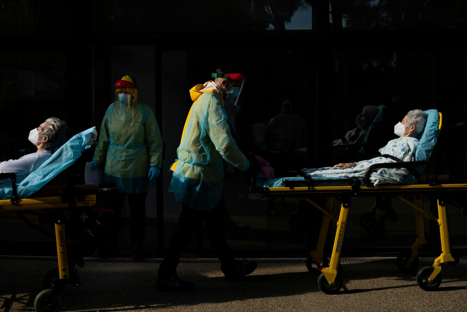 Corona-Patienten werden in Spanien in ein Hospital eingewiesen.