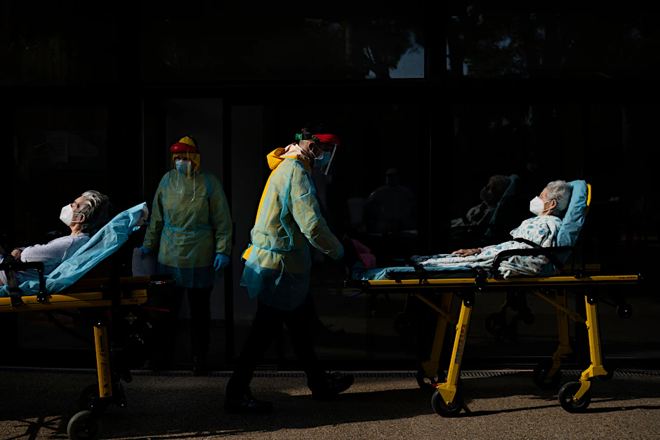 Corona-Patienten werden in Spanien in ein Hospital eingewiesen.