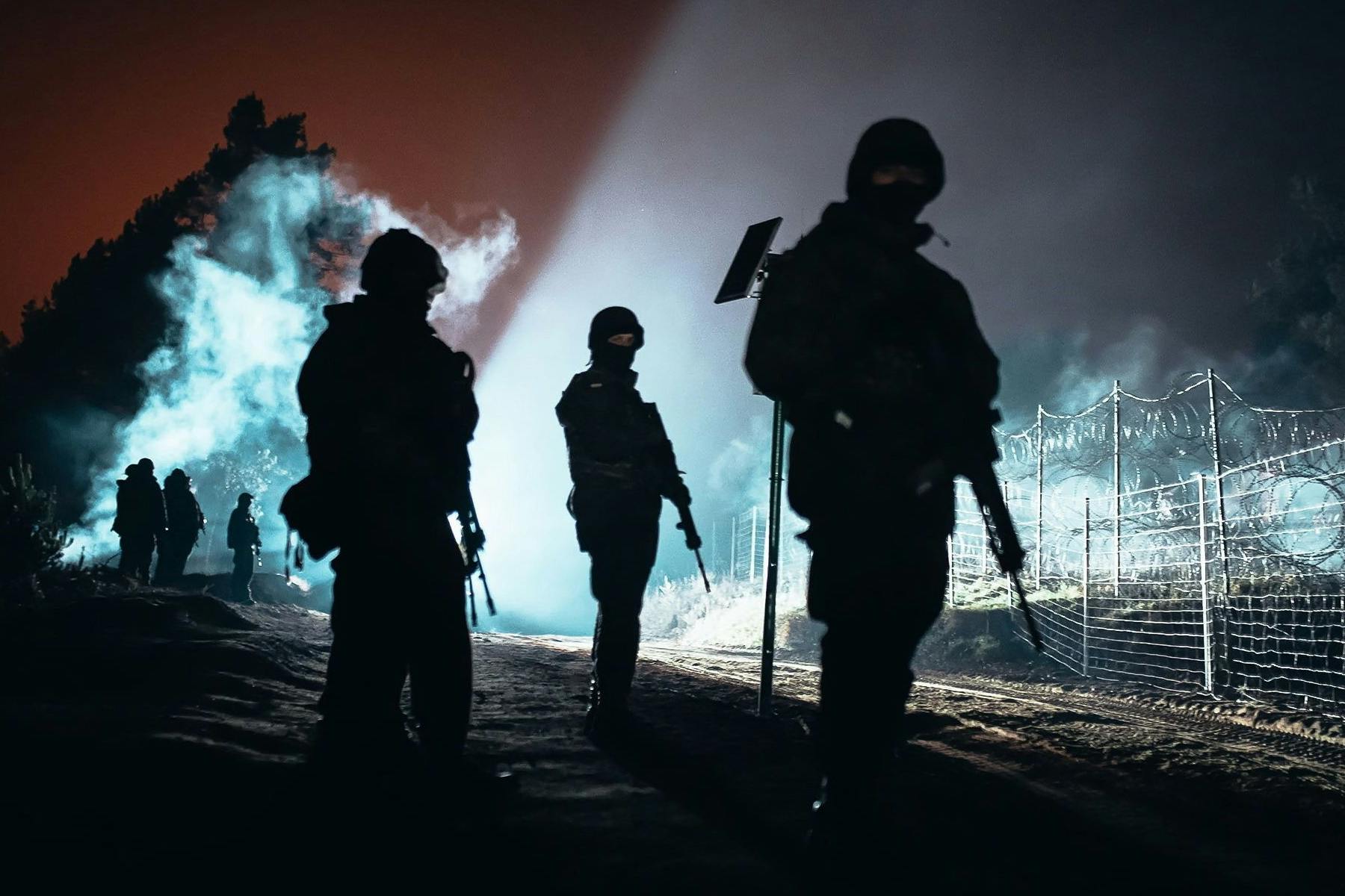 Sicherheitskräfte stehen Wache am polnisch-belarussischen Grenzübergang. 