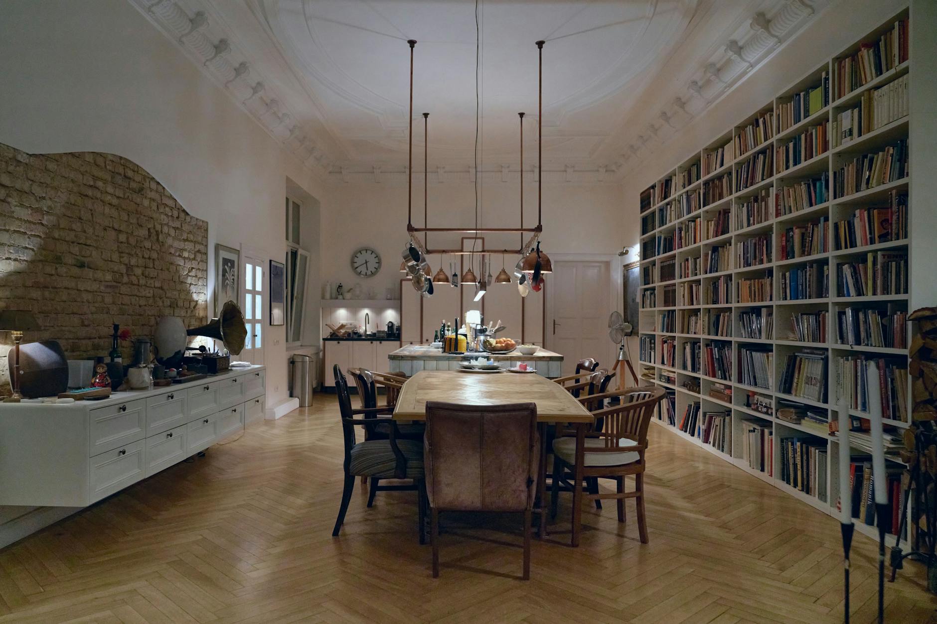 Der Küchenblock ist eine Extraanfertigung von Bühnenbildnern, mit denen Sloanes Frau arbeitet.