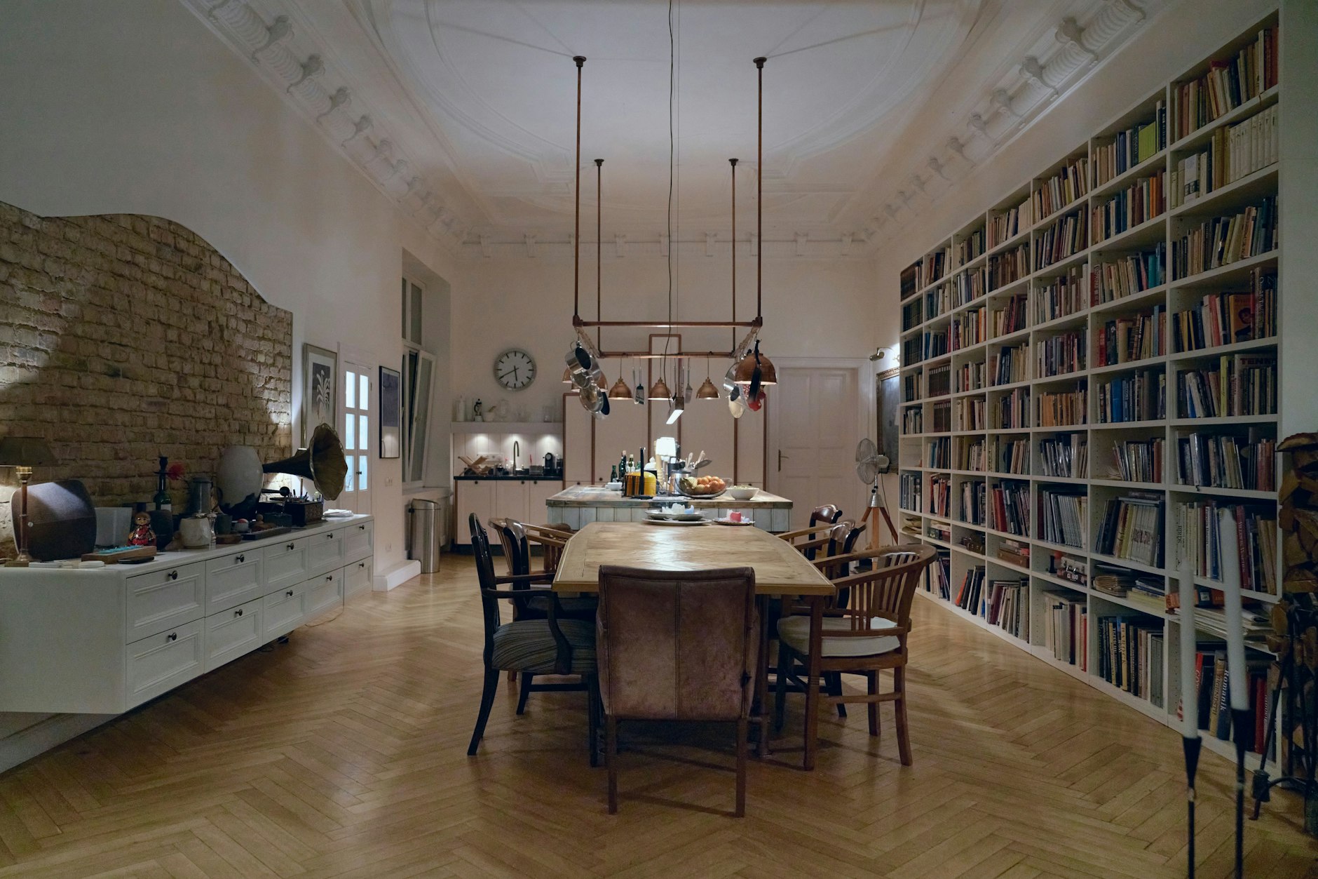 Der Küchenblock ist eine Extraanfertigung von Bühnenbildnern, mit denen Sloanes Frau arbeitet.