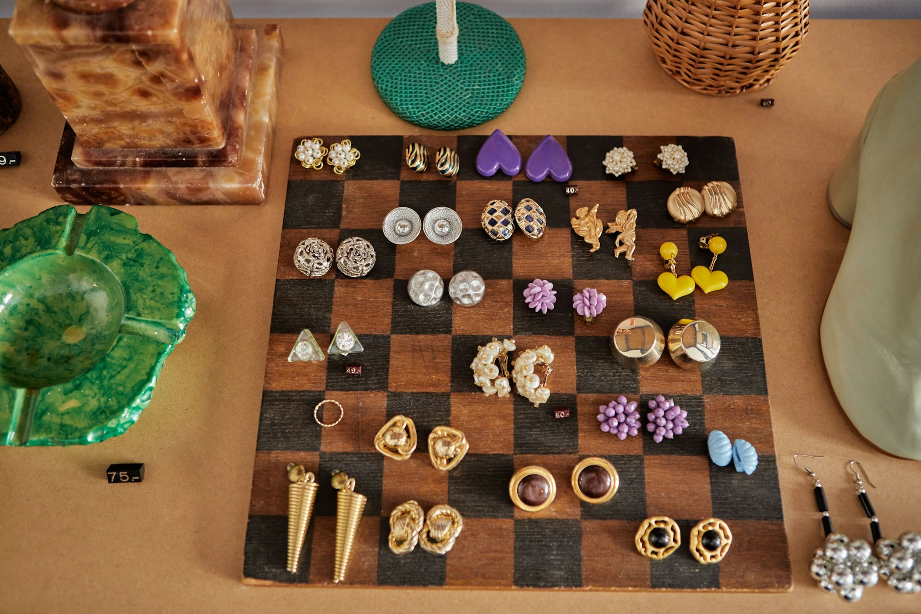 Ohrringpaare hat das Paar auf einem Schachbrett aufgereiht wie König, Königin und Bauern.