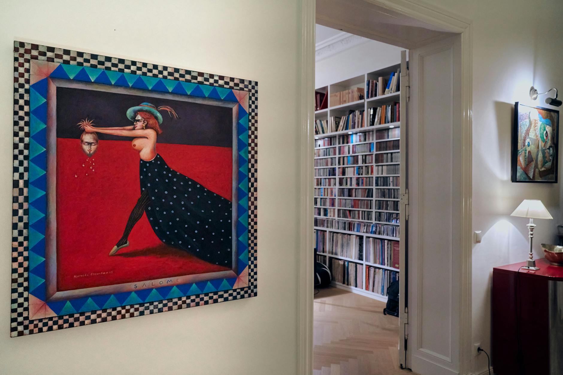 Off with his head: Auf einem Bild des Künstlers Reinhold Echnaton hebt Salome den Johannes-Kopf in die Höhe.