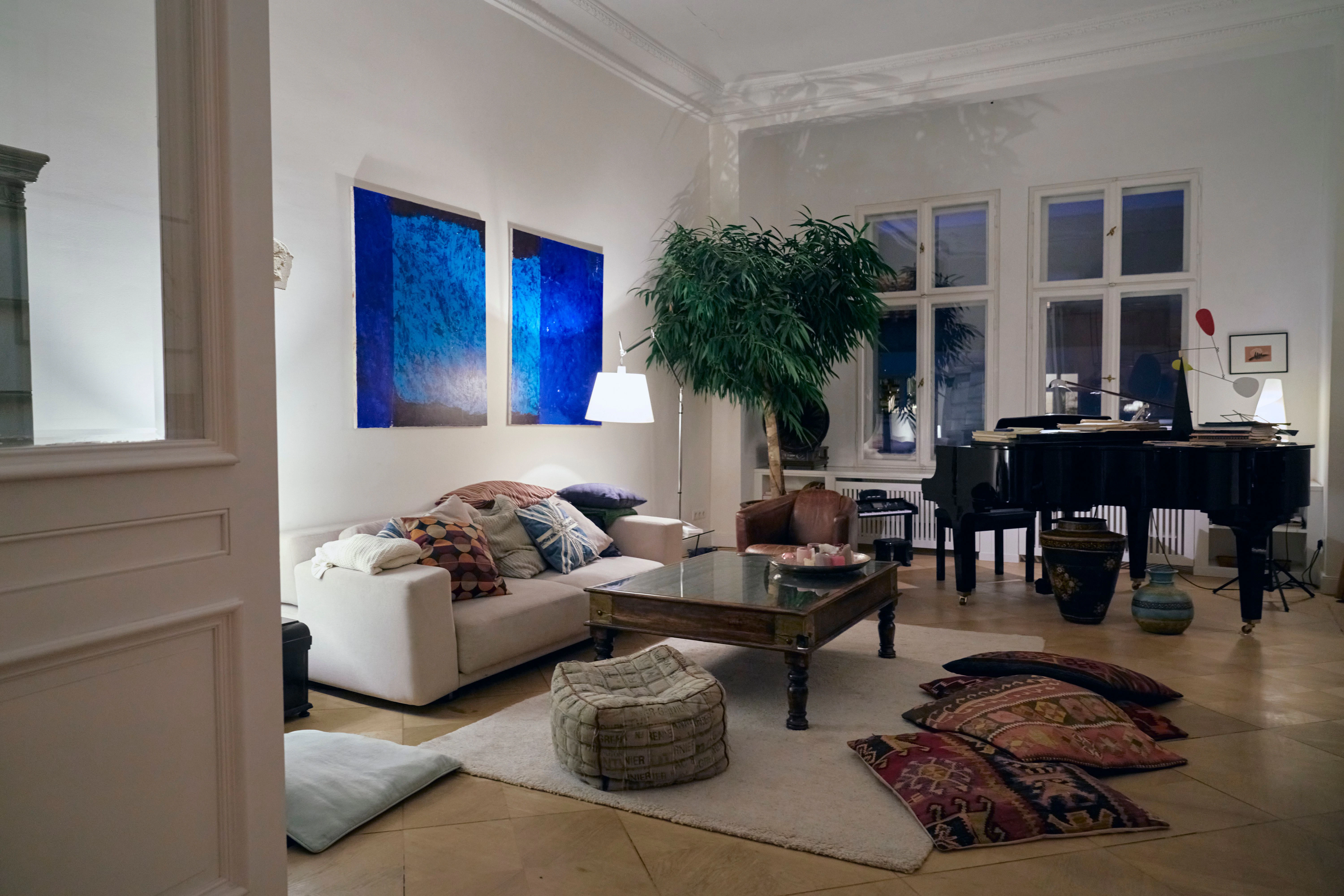 Für eine Klavier-Session lädt der Dirigent gern mal in sein gemütliches Wohnzimmer.