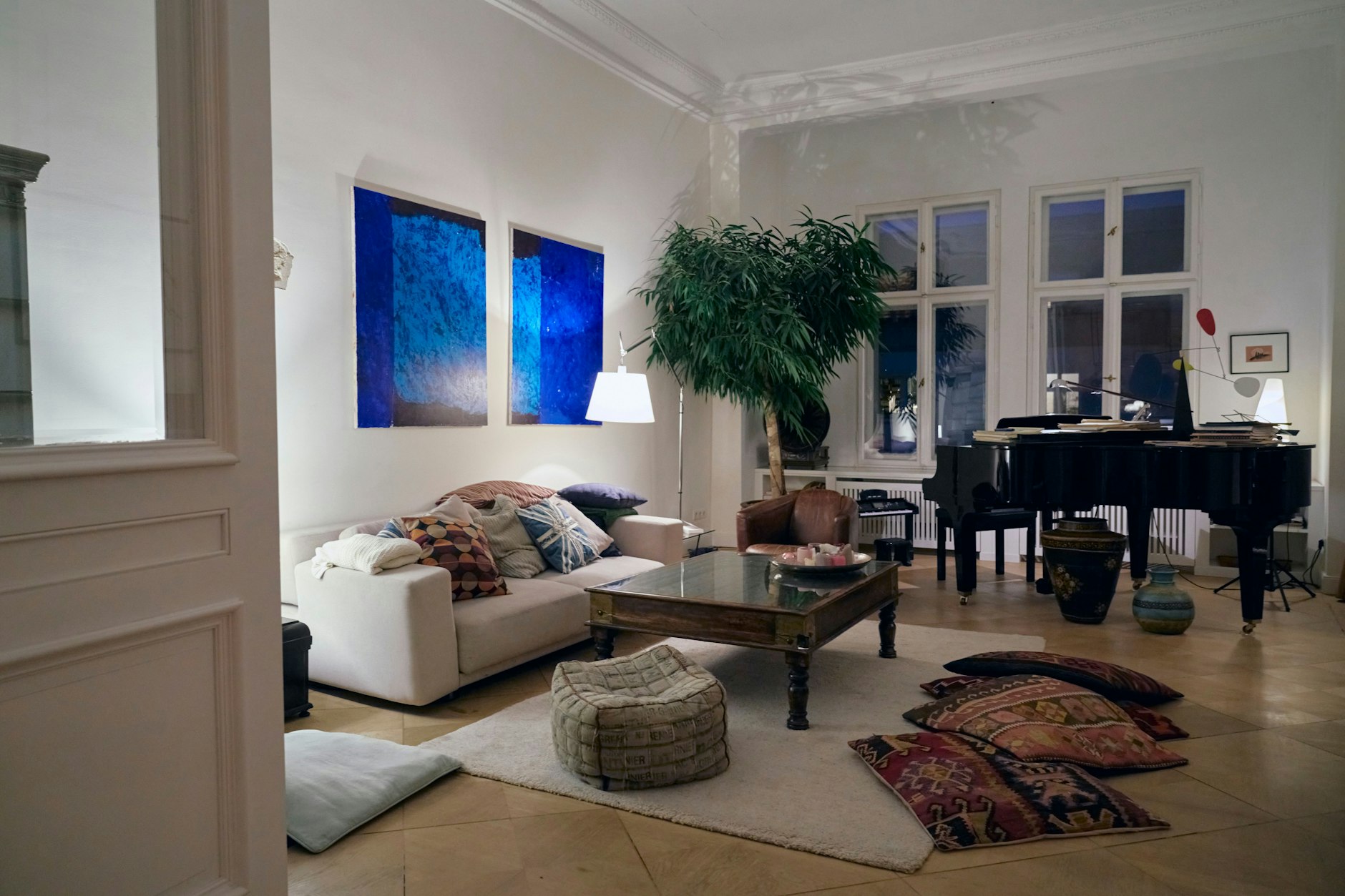 Für eine Klavier-Session lädt der Dirigent gern mal in sein gemütliches Wohnzimmer.