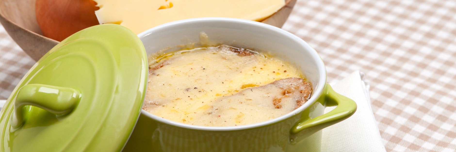 Wenn es wieder kälter ist, wärmt eine leckere Zwiebelsuppe perfekt. Und satt macht sie auch!