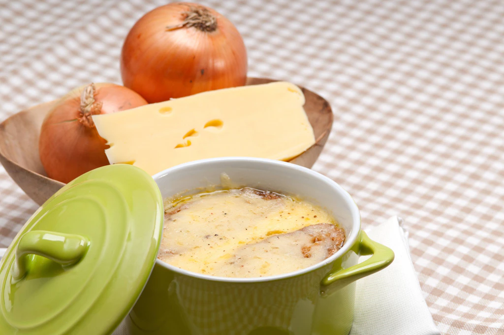 Köstlich und günstig: Leckere Zwiebelsuppe mit Bier, überbacken mit würzigem Käse
