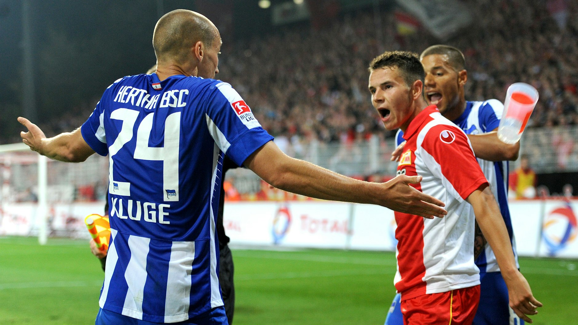 Typisch Derby: Herthas Peer Kluge (l.) und Christopher Quiring sind so gar nicht einer Meinung.&nbsp;