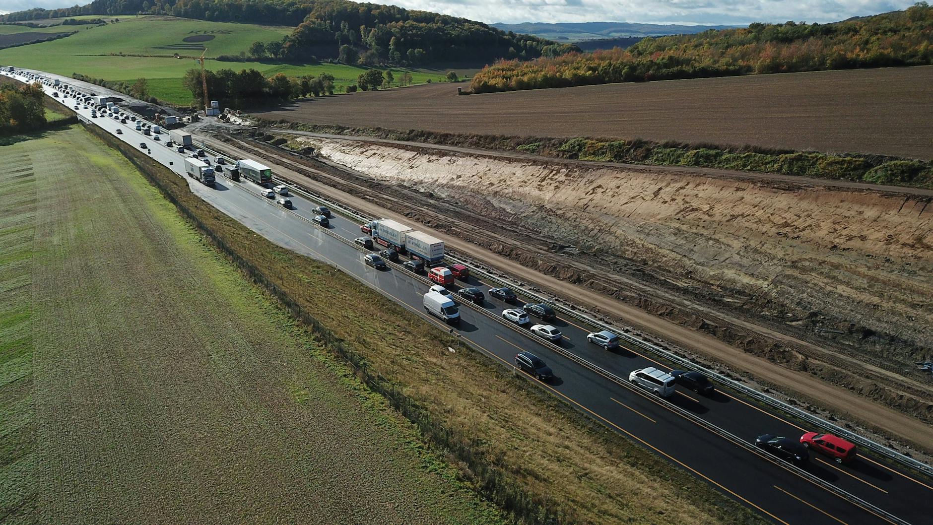 Stau auf einer Autobahn: Das ist möglicherweise der Schauplatz des nächsten Einsatzes der Gruppe „Aufstand der letzten Generation“.