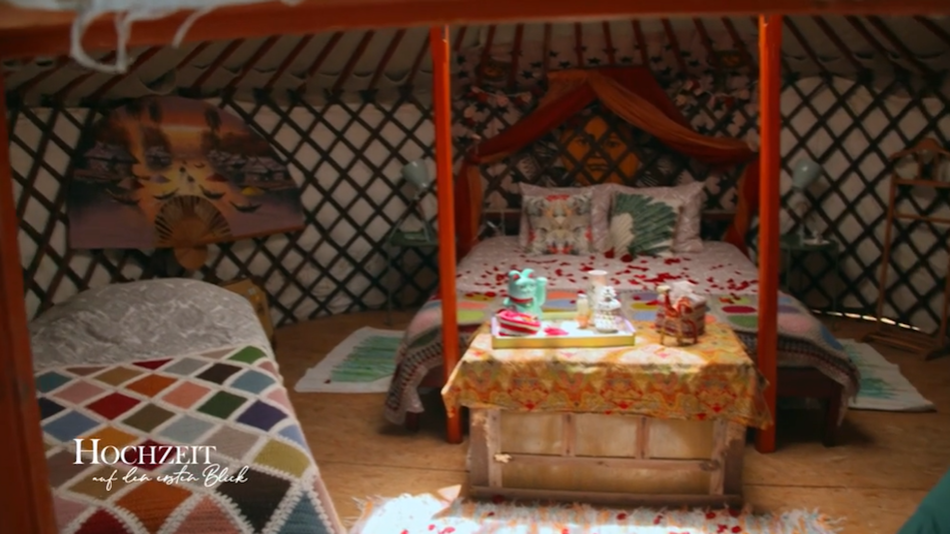 Dieses kitschige Zimmer ist wirklich kein romantisches Liebesnest für die Frischvermählten nach der „Hochzeit auf den ersten Blick“.