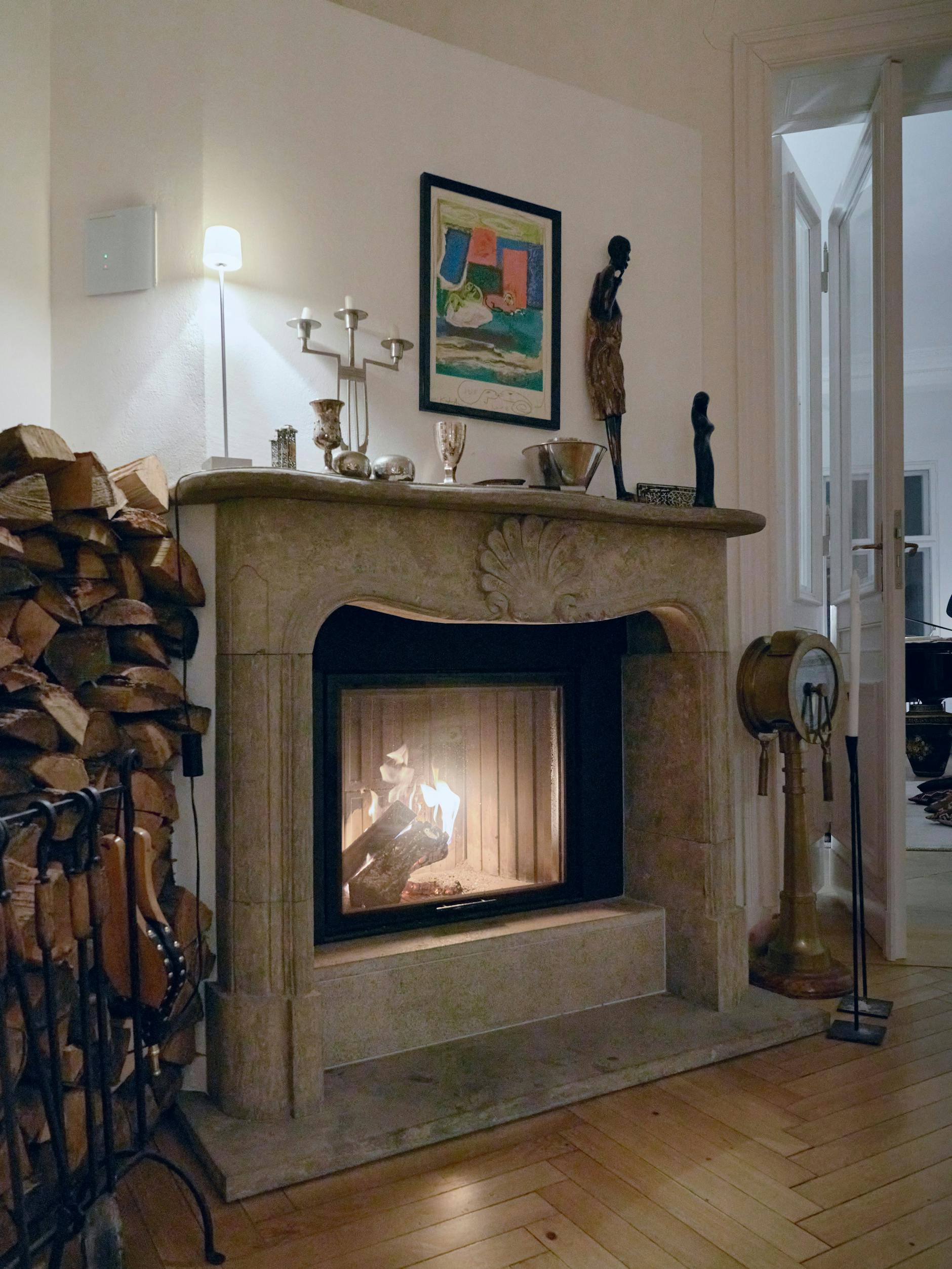 Silberbecher, Kerzenhalter: Auf dem Kaminsims leuchten jüdische Objekte.