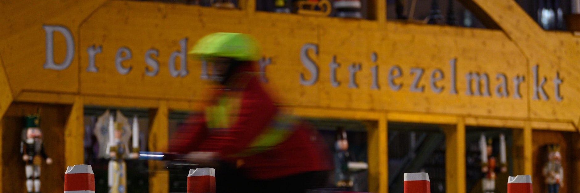 Mobile Straßensperren stehen vor dem Eingang des Dresdner Striezelmarktes. Der Striezelmarkt gilt als einer der ältesten Weihnachtsmärkte weltweit - und war im vergangenen Jahr wegen des Corona-Geschehens abgesagt worden. Das Konzept für den diesjährigen Striezelmarkt sieht unter anderem eine räumliche Entzerrung des Marktes vor.&nbsp;