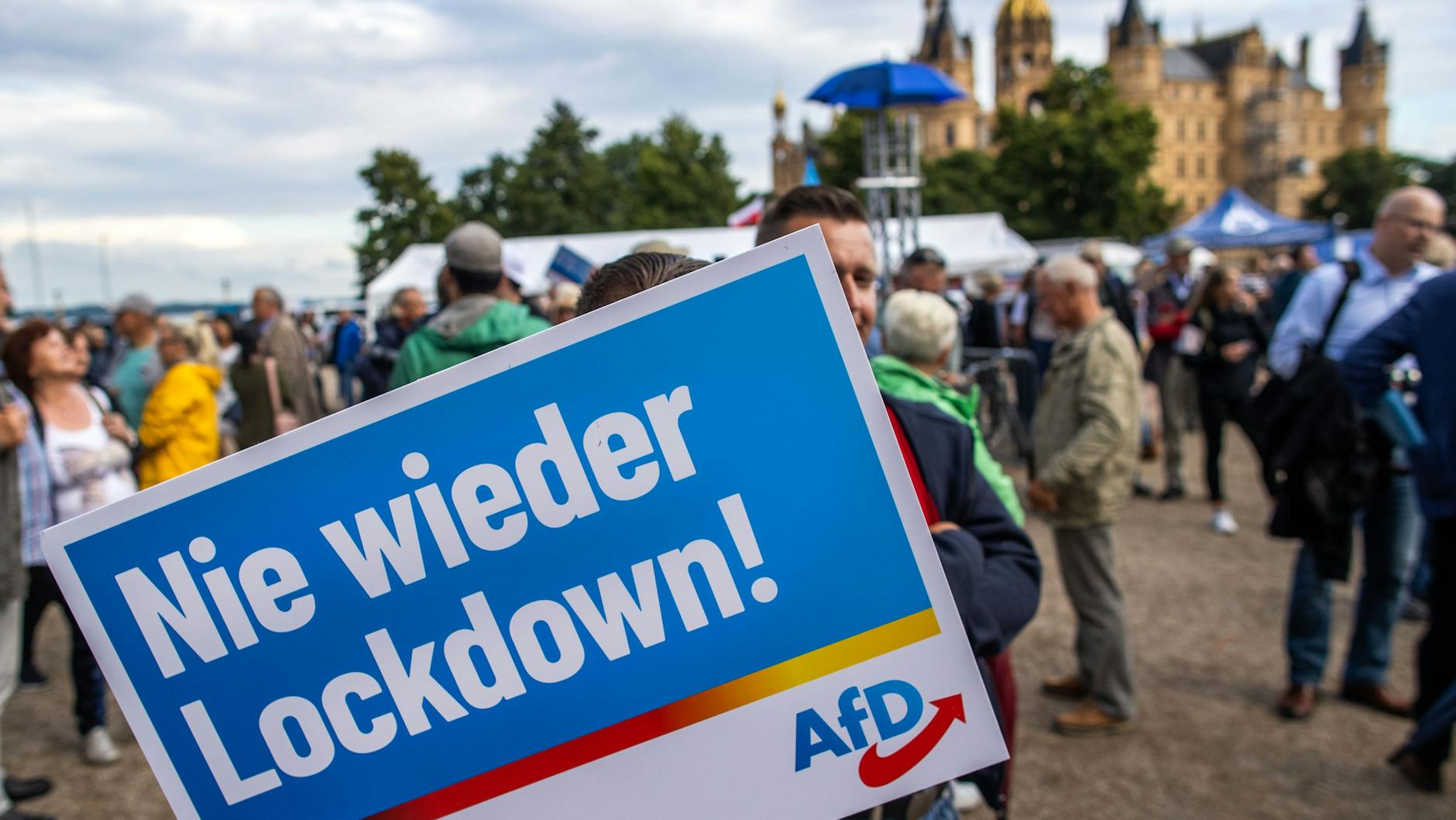 Auf einem Plakat der AfD steht „Nie wieder Lockdown“ (Symbolbild).