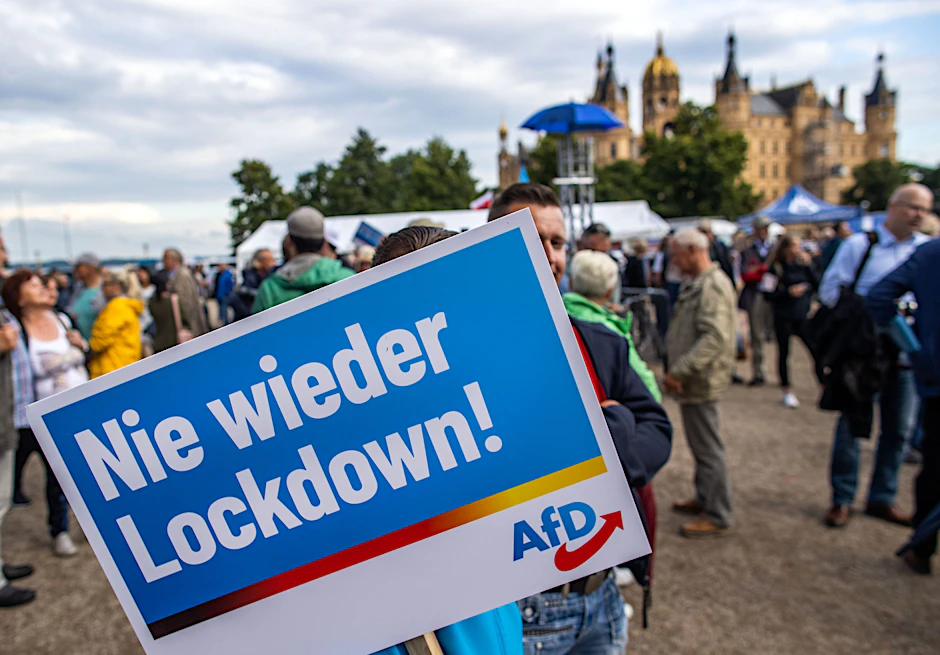 Auf einem Plakat der AfD steht „Nie wieder Lockdown“ (Symbolbild).