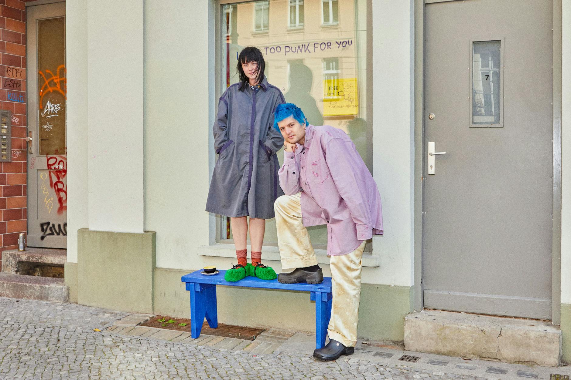 He’s a keeper: Den Chanel-Mantel im Workwear-Stil hat Pat für seine Freundin Sissi gefunden.