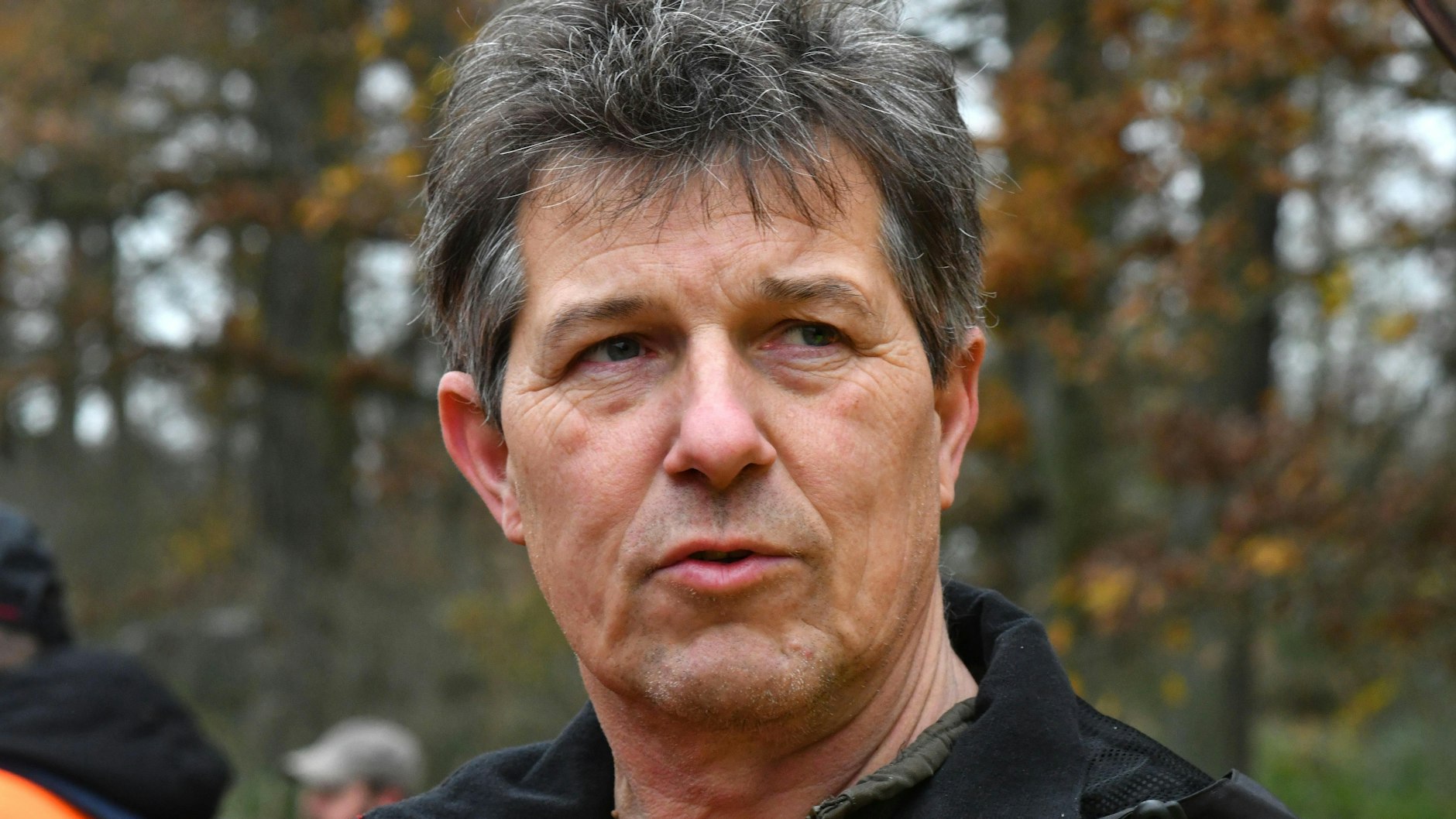 Revierförster Martin Krüger führt die Freiwilligen an diesem Tag an.